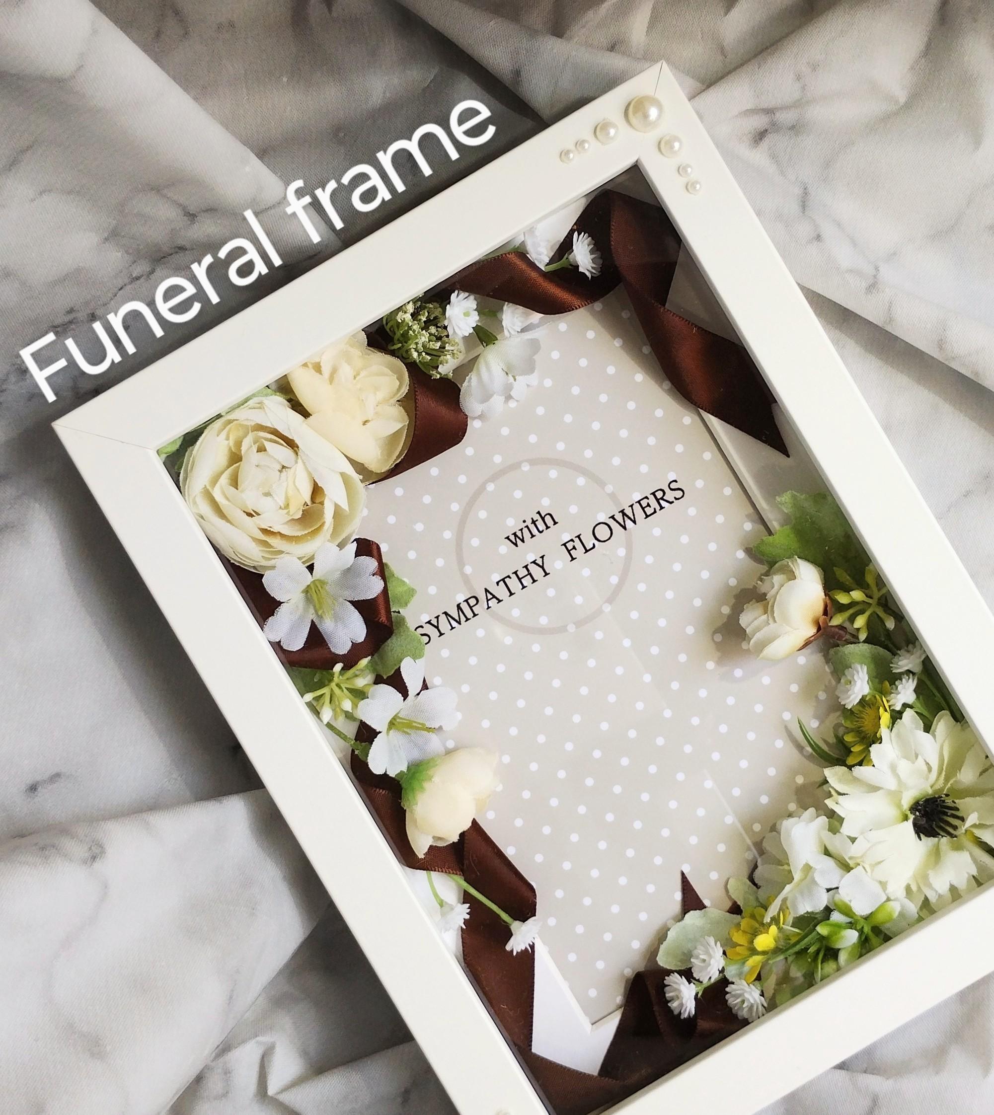 お悔やみ・虹の橋・フォトフレーム【遺影花額】　No.42エクリュラナンキュラス・矢車草・サテンブラウンリボン～一点物～